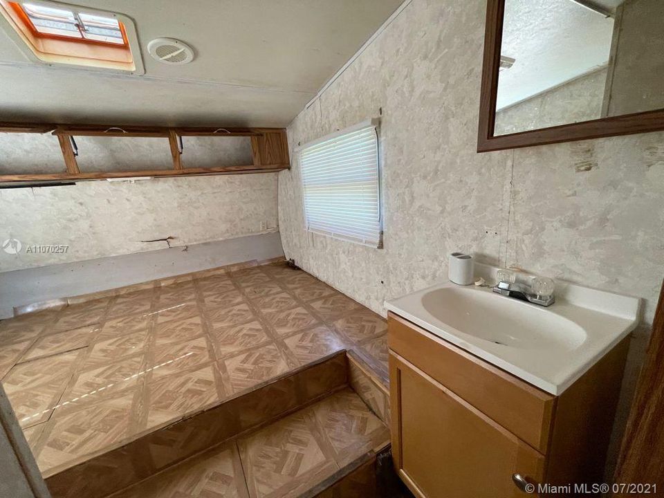 Recently Rented: $750 (0 beds, 1 baths, 240 Square Feet)