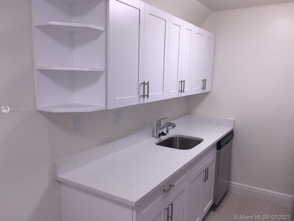 Recently Rented: $1,350 (1 beds, 1 baths, 709 Square Feet)