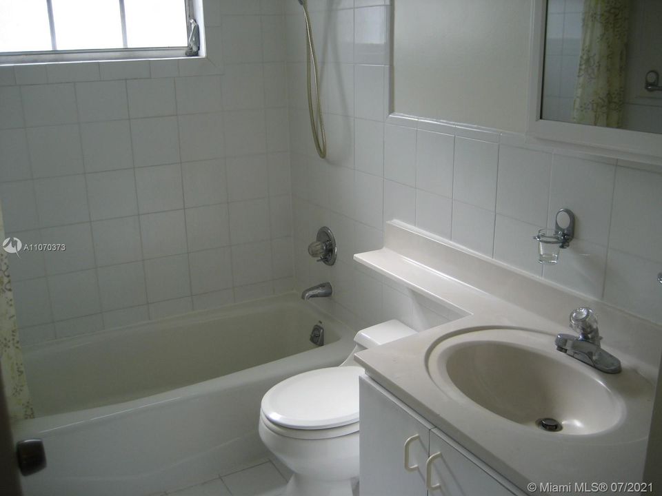 最近租的: $1,350 (1 贝兹, 1 浴室, 726 平方英尺)