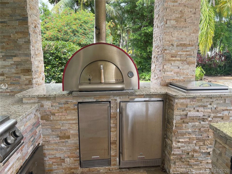 pizza oven in summer kitchen