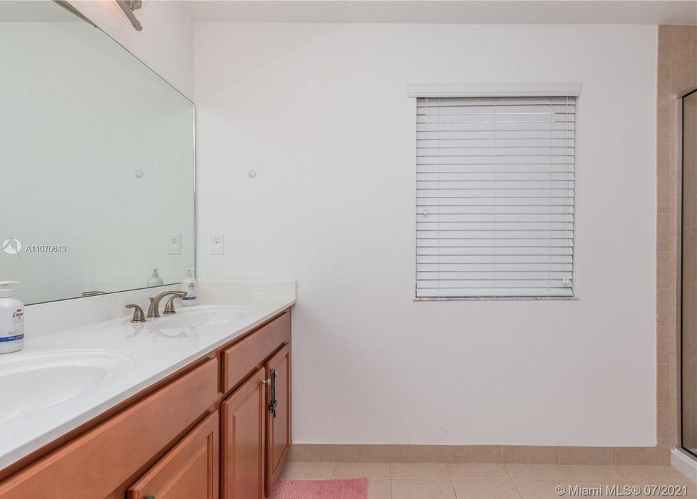 最近租的: $2,900 (3 贝兹, 2 浴室, 1671 平方英尺)