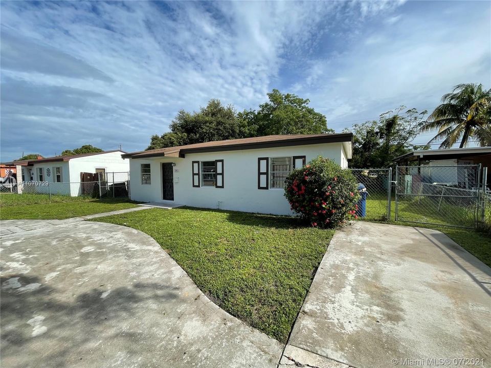 Recently Sold: $329,000 (4 beds, 2 baths, 1116 Square Feet)