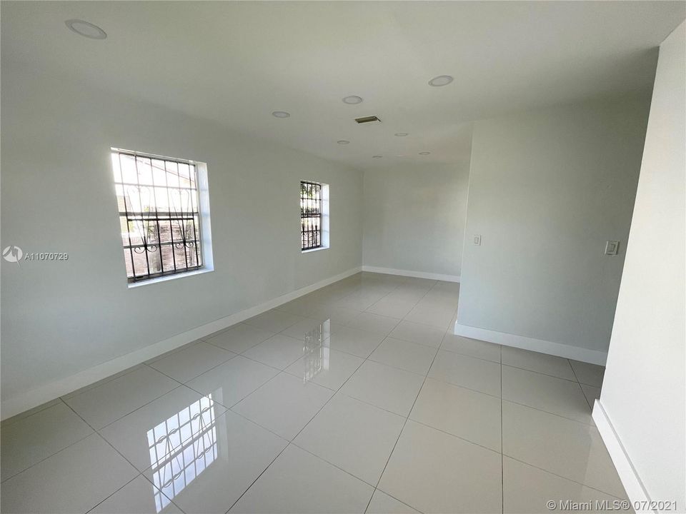 Vendido Recientemente: $329,000 (4 camas, 2 baños, 1116 Pies cuadrados)