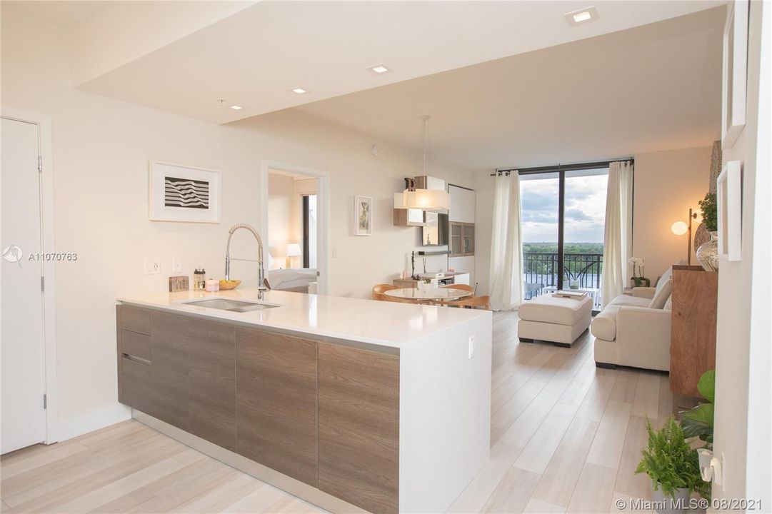 Recently Sold: $679,000 (2 beds, 2 baths, 932 Square Feet)