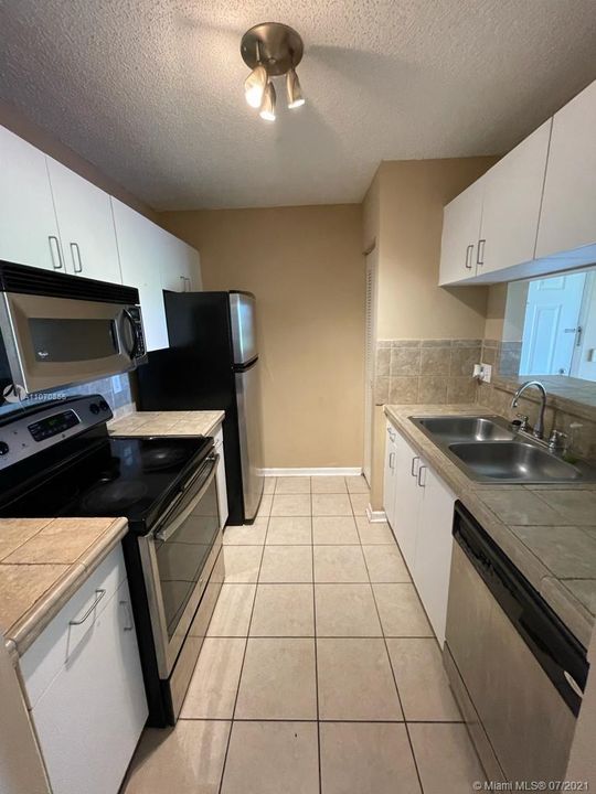 Recently Rented: $1,300 (1 beds, 1 baths, 707 Square Feet)