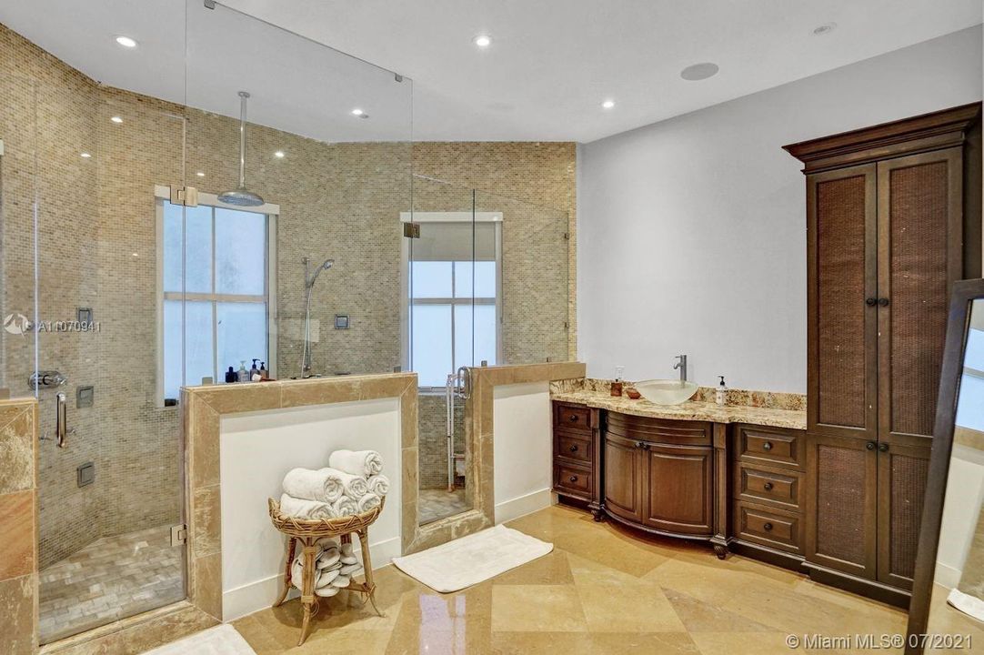 Недавно продано: $2,950,000 (5 спален, 6 ванн, 5586 Квадратных фут)