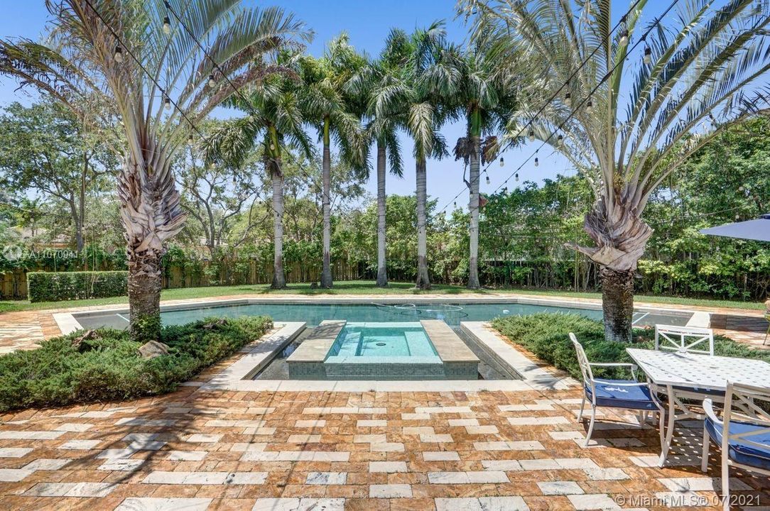 Recently Sold: $2,950,000 (5 beds, 6 baths, 5586 Square Feet)