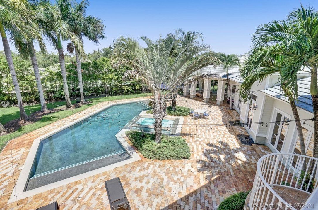 Recently Sold: $2,950,000 (5 beds, 6 baths, 5586 Square Feet)