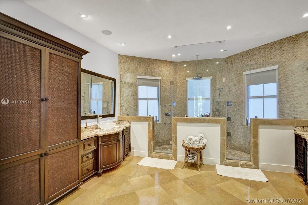 最近售出: $2,950,000 (5 贝兹, 6 浴室, 5586 平方英尺)