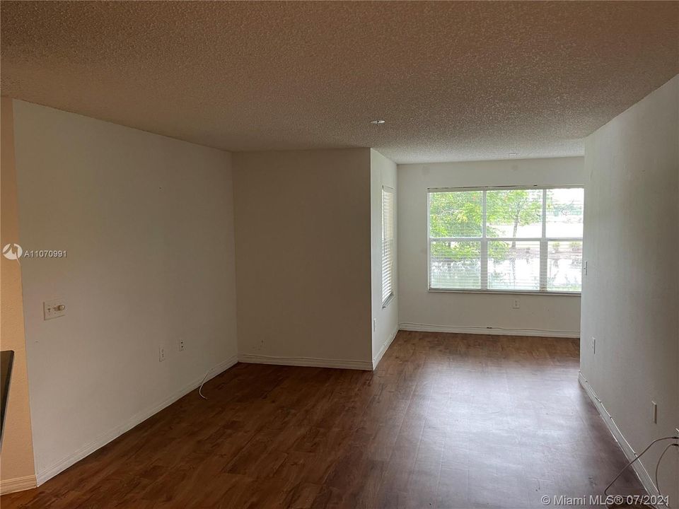 Recently Rented: $1,450 (1 beds, 1 baths, 743 Square Feet)