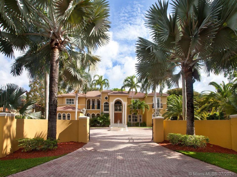 Recently Sold: $2,750,000 (6 beds, 7 baths, 6020 Square Feet)