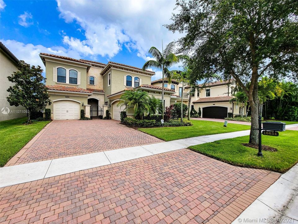 Recently Sold: $1,899,000 (5 beds, 6 baths, 5188 Square Feet)