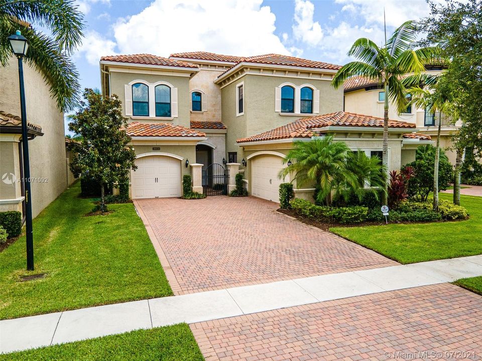 Recently Sold: $1,899,000 (5 beds, 6 baths, 5188 Square Feet)