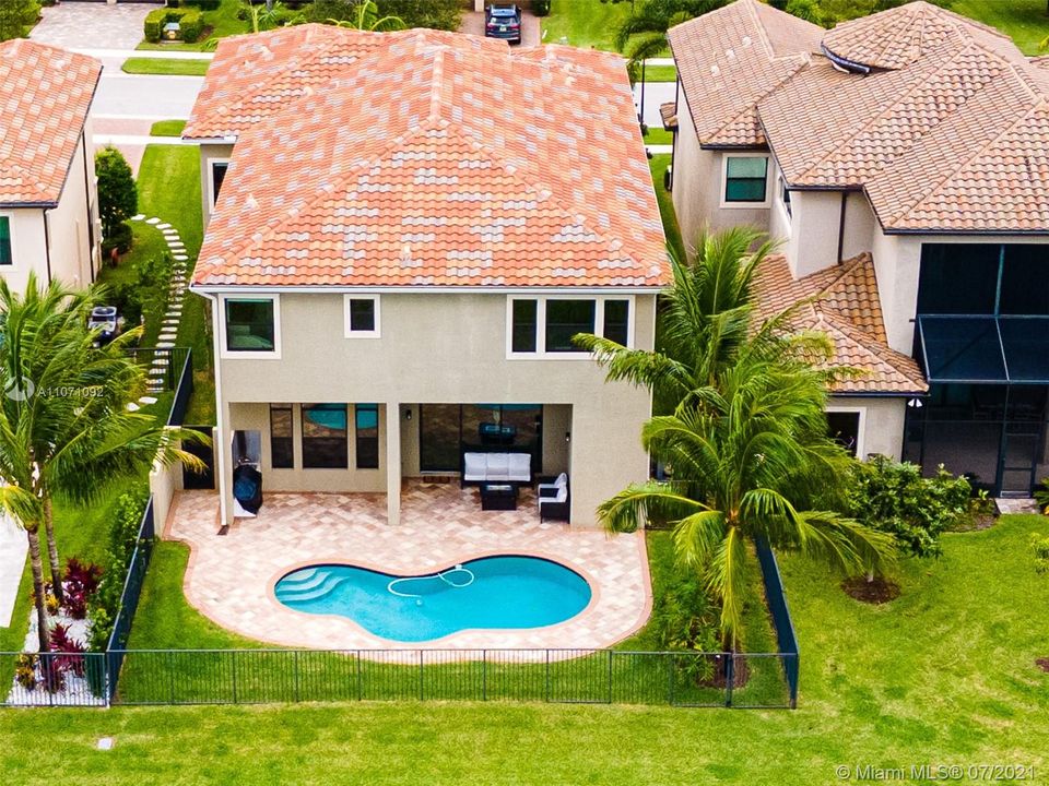 Vendido Recientemente: $1,899,000 (5 camas, 6 baños, 5188 Pies cuadrados)