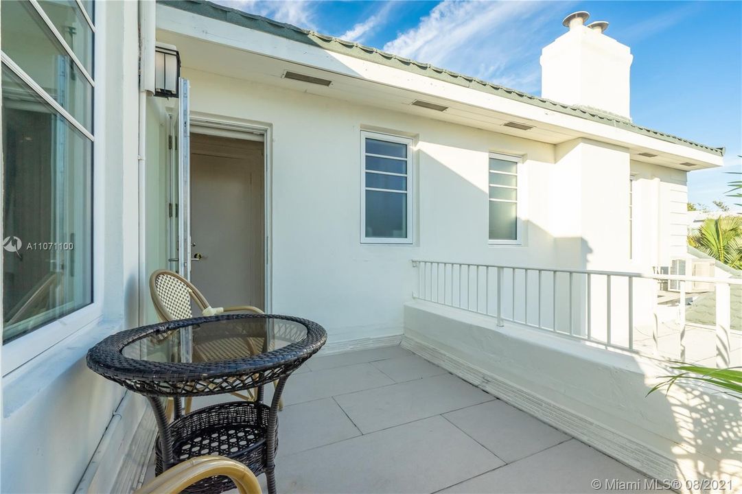 Recently Sold: $2,050,000 (3 beds, 3 baths, 2814 Square Feet)
