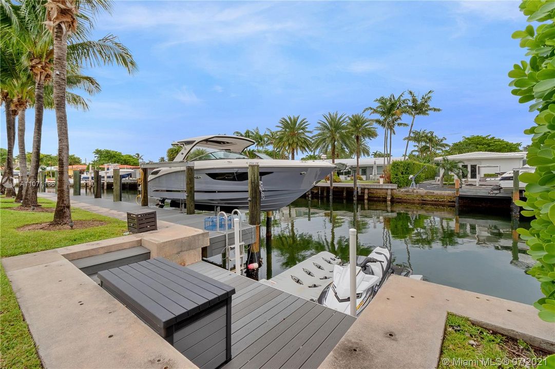35Ft Sea Ray Boat Lift and Floating Yet skies Dock