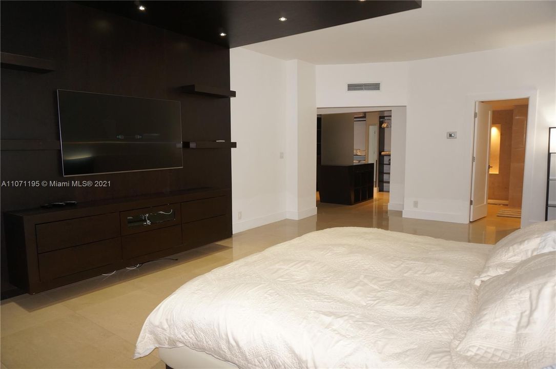 For Rent: $8,900 (3 beds, 3 baths, 2037 Square Feet)