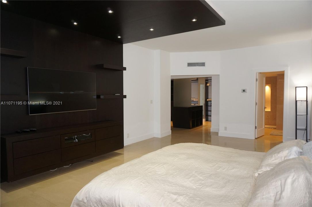 For Rent: $8,900 (3 beds, 3 baths, 2037 Square Feet)