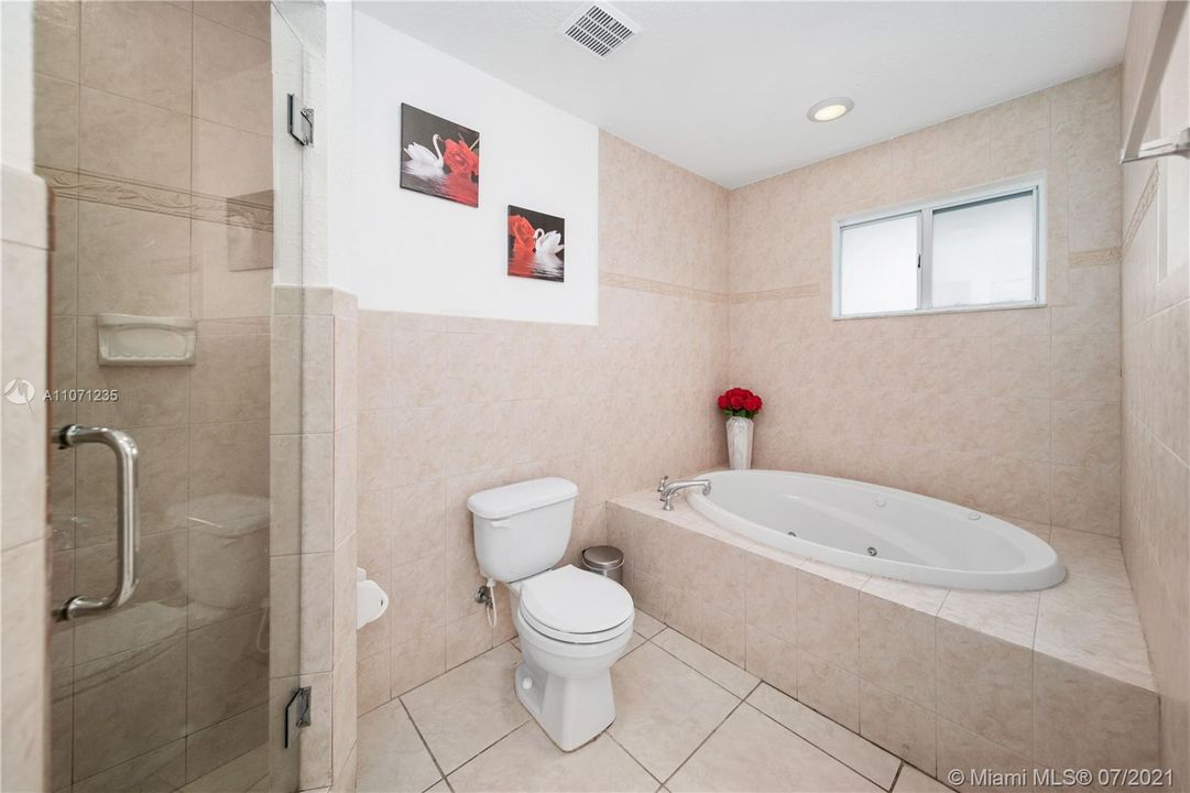 最近售出: $795,000 (6 贝兹, 4 浴室, 2684 平方英尺)