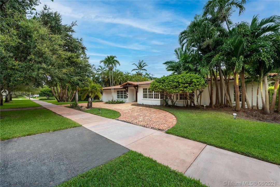 Recently Sold: $1,775,000 (3 beds, 2 baths, 2732 Square Feet)