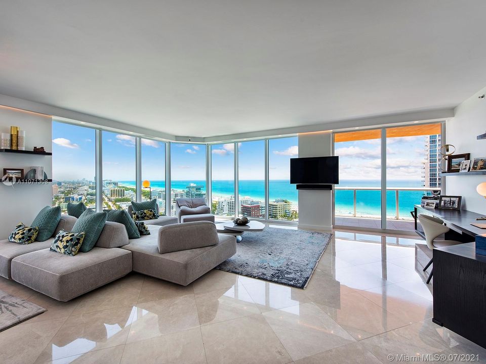 Recently Sold: $3,495,000 (3 beds, 2 baths, 2340 Square Feet)