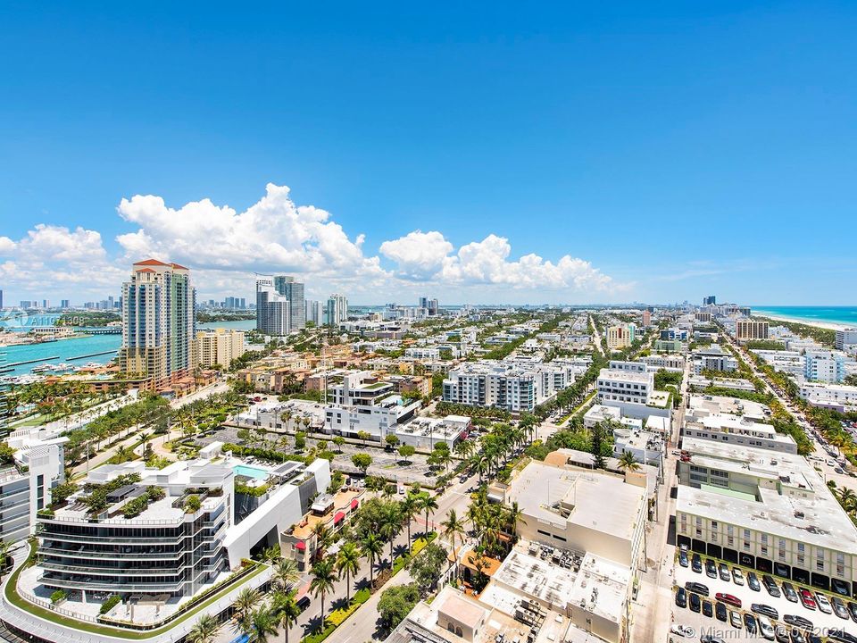 Recently Sold: $3,495,000 (3 beds, 2 baths, 2340 Square Feet)