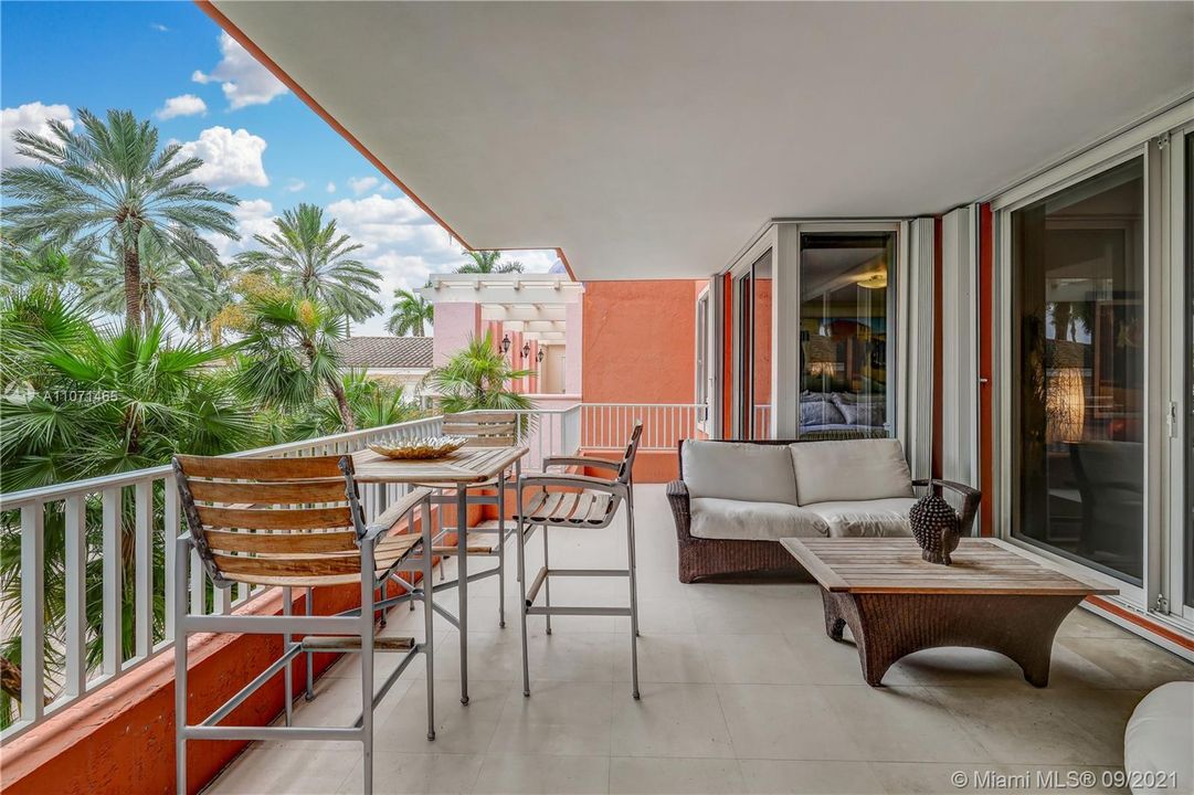 Recently Sold: $2,185,000 (2 beds, 3 baths, 2100 Square Feet)