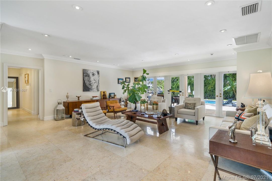 Recently Sold: $7,200,000 (4 beds, 3 baths, 2987 Square Feet)