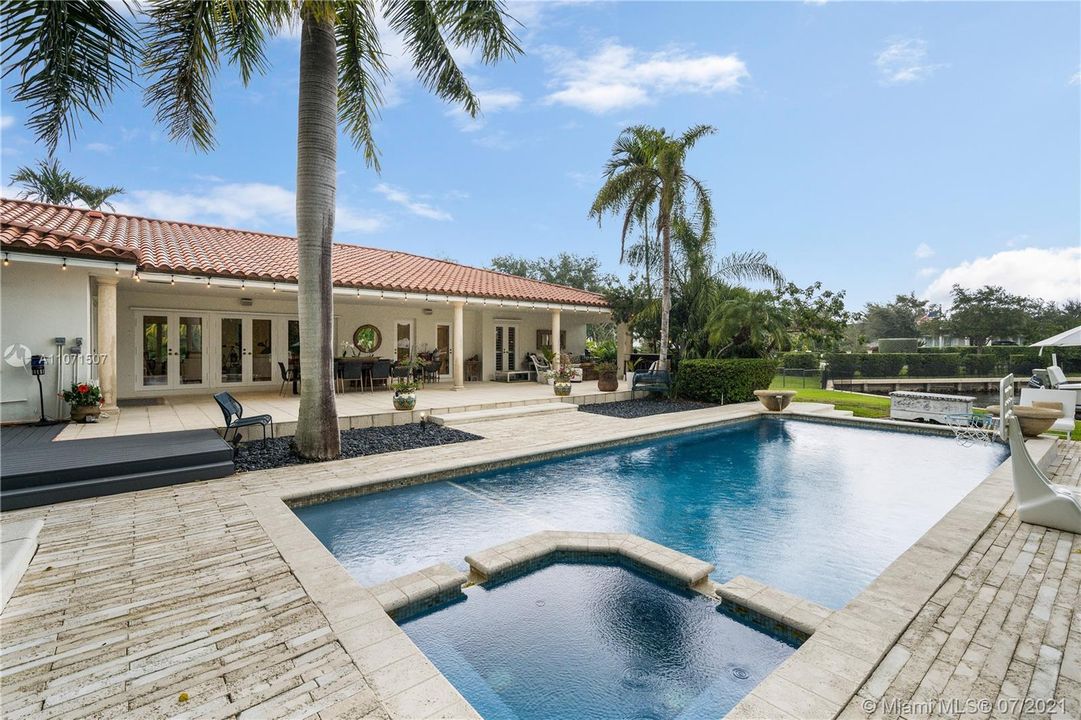 Recently Sold: $7,200,000 (4 beds, 3 baths, 2987 Square Feet)