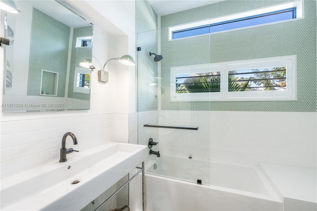 Недавно арендовано: $75,000 (8 спален, 8 ванн, 7081 Квадратных фут)