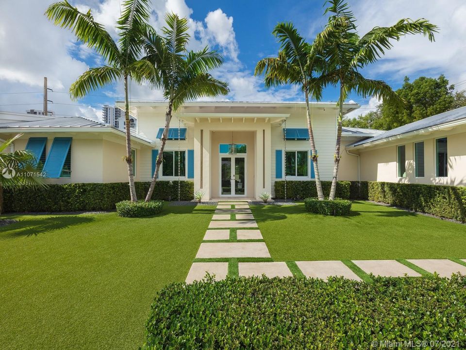 Recently Sold: $3,250,000 (4 beds, 4 baths, 4661 Square Feet)