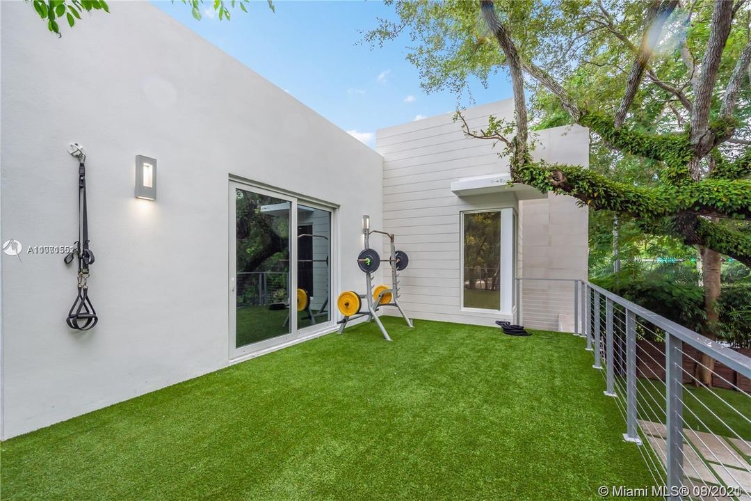 Recently Sold: $2,590,000 (4 beds, 4 baths, 2925 Square Feet)