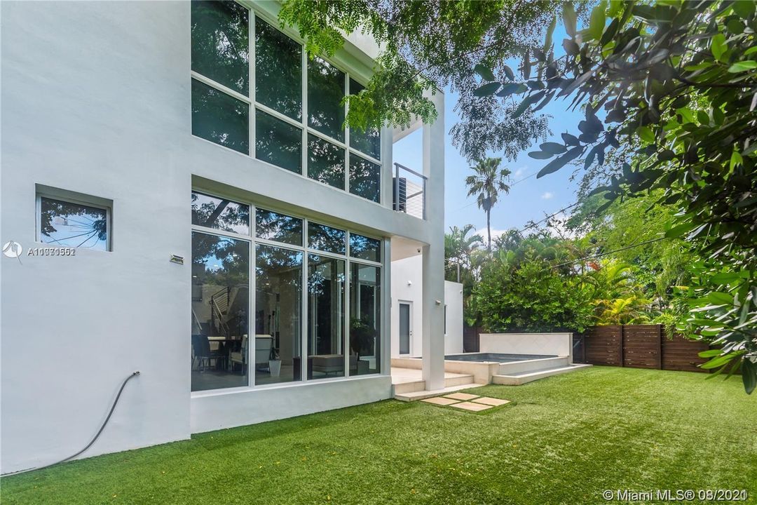 Recently Sold: $2,590,000 (4 beds, 4 baths, 2925 Square Feet)