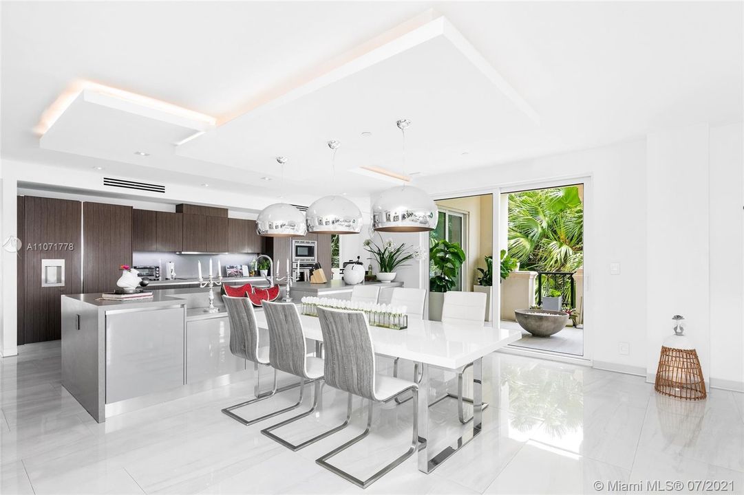 Recently Sold: $3,999,000 (3 beds, 3 baths, 2744 Square Feet)