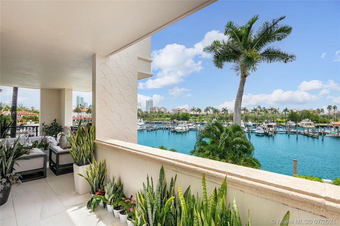 Recently Sold: $3,999,000 (3 beds, 3 baths, 2744 Square Feet)