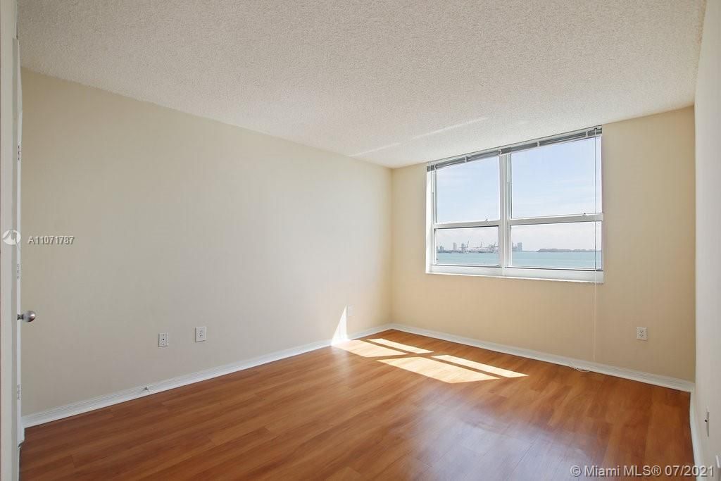 Recently Rented: $3,753 (2 beds, 2 baths, 1393 Square Feet)