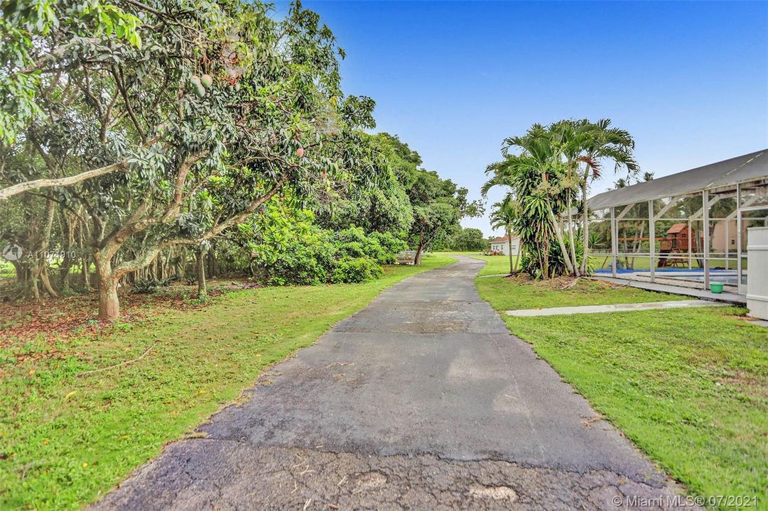 Paved driveway to rear of property, Sunrise Cottage