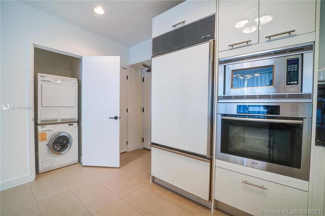 Recently Rented: $5,300 (2 beds, 2 baths, 1035 Square Feet)