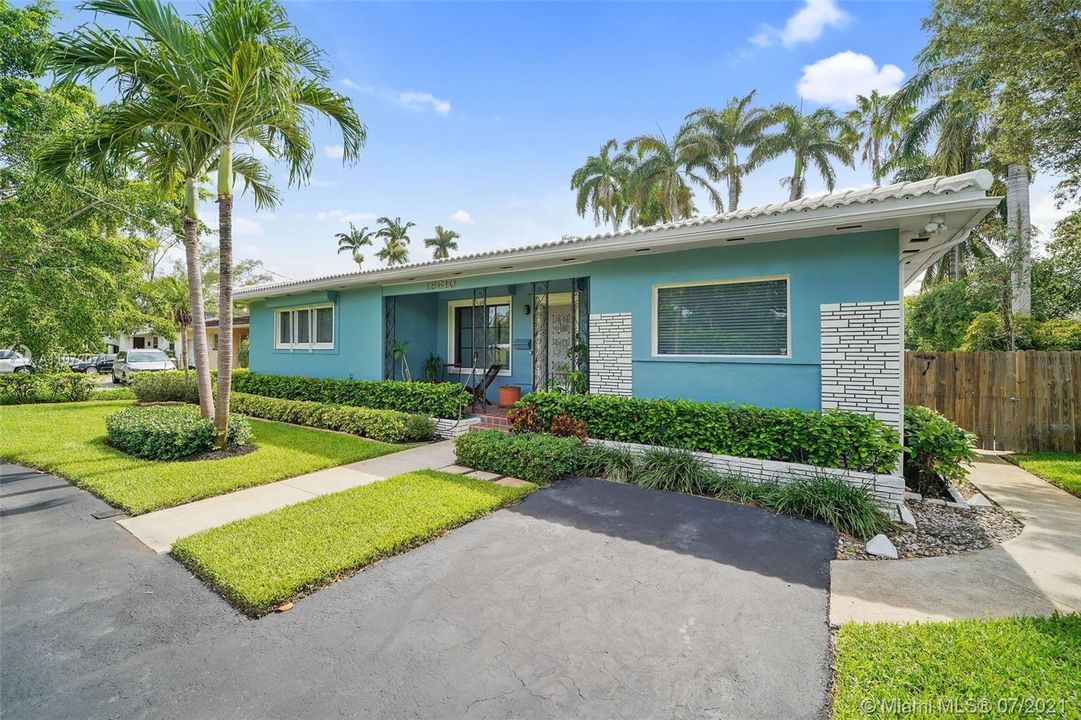 Recently Sold: $999,999 (4 beds, 2 baths, 2181 Square Feet)
