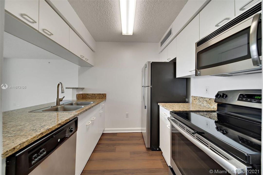 Recently Rented: $2,194 (1 beds, 1 baths, 827 Square Feet)