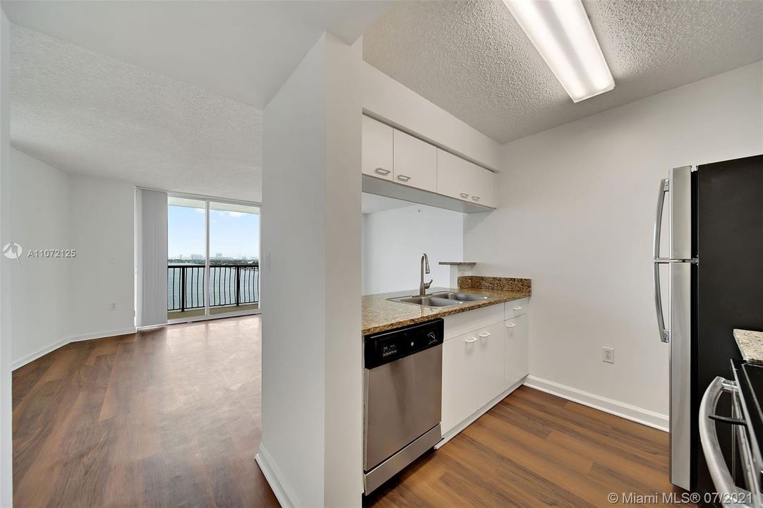 Recently Rented: $2,194 (1 beds, 1 baths, 827 Square Feet)