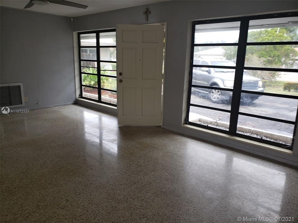 Recently Rented: $2,600 (3 beds, 2 baths, 1404 Square Feet)