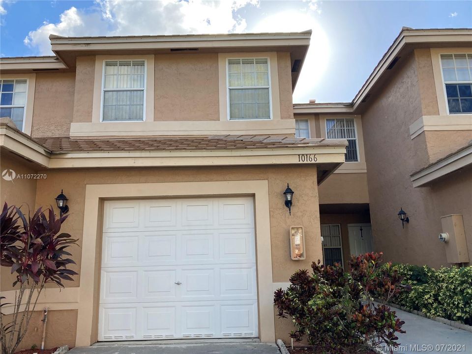 Nice townhouse at Cobblestone community in Coral Springs