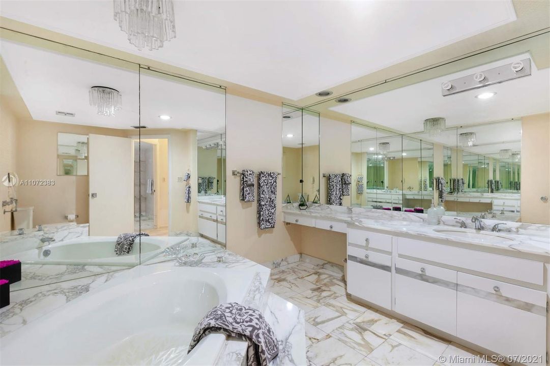 Недавно продано: $1,549,000 (2 спален, 3 ванн, 2540 Квадратных фут)