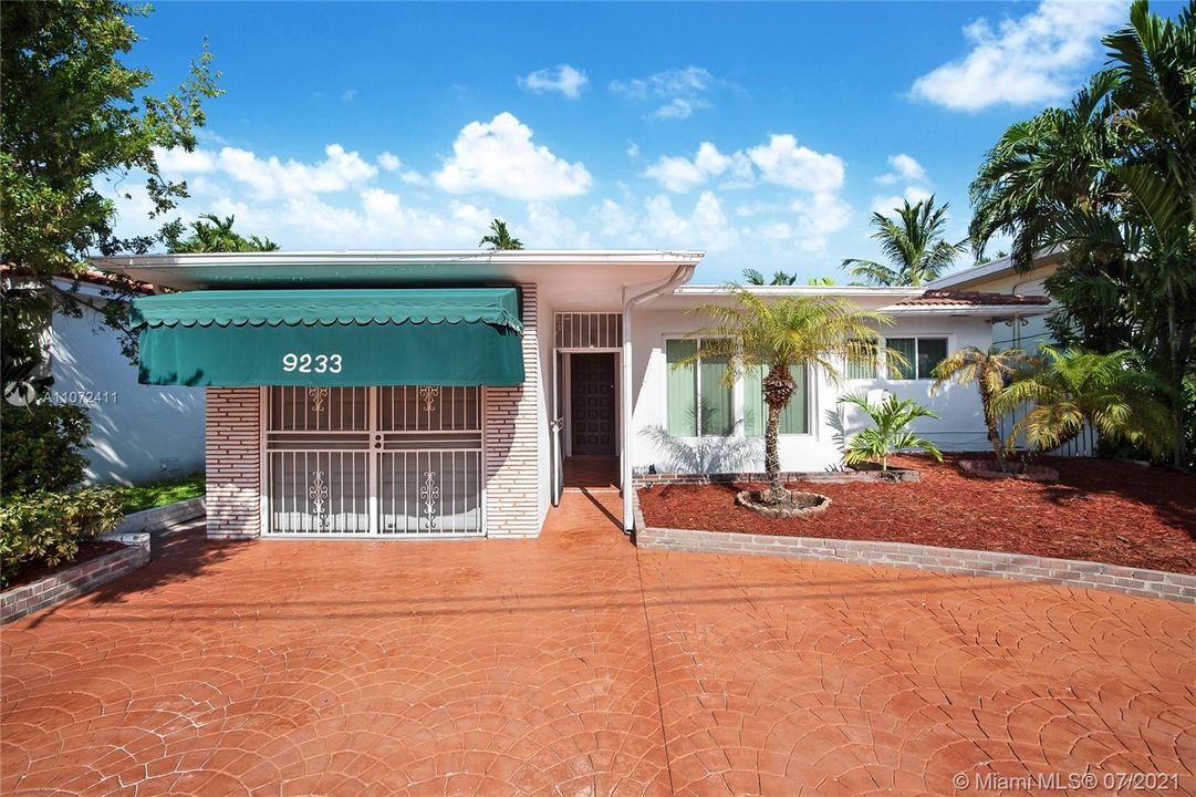 Recently Sold: $850,000 (4 beds, 2 baths, 1967 Square Feet)