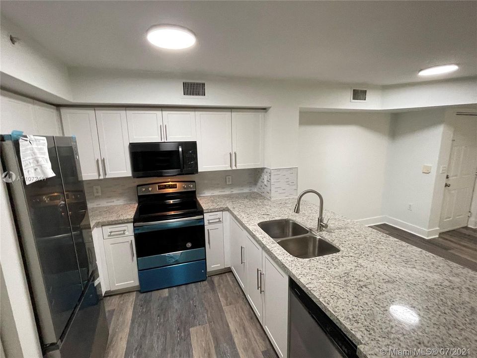 Recently Rented: $1,900 (2 beds, 2 baths, 966 Square Feet)