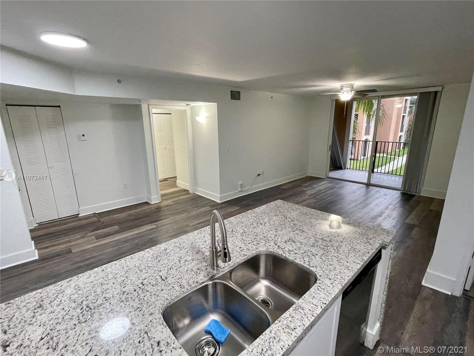 Recently Rented: $1,900 (2 beds, 2 baths, 966 Square Feet)