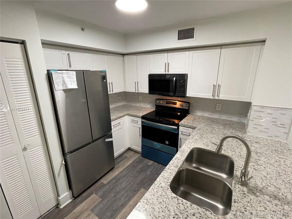 Recently Rented: $1,900 (2 beds, 2 baths, 966 Square Feet)