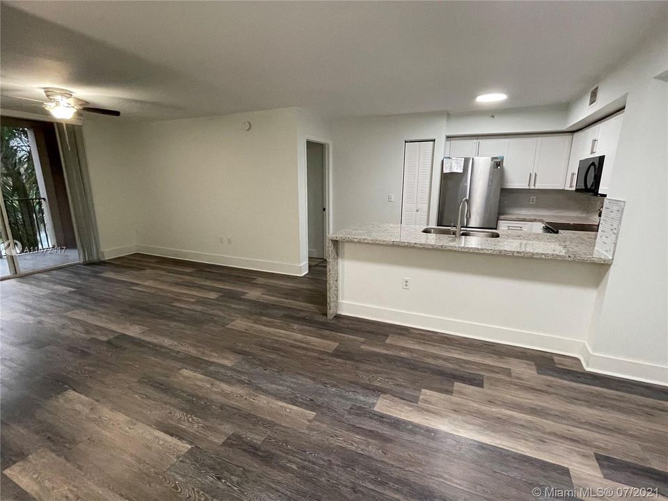 Recently Rented: $1,900 (2 beds, 2 baths, 966 Square Feet)