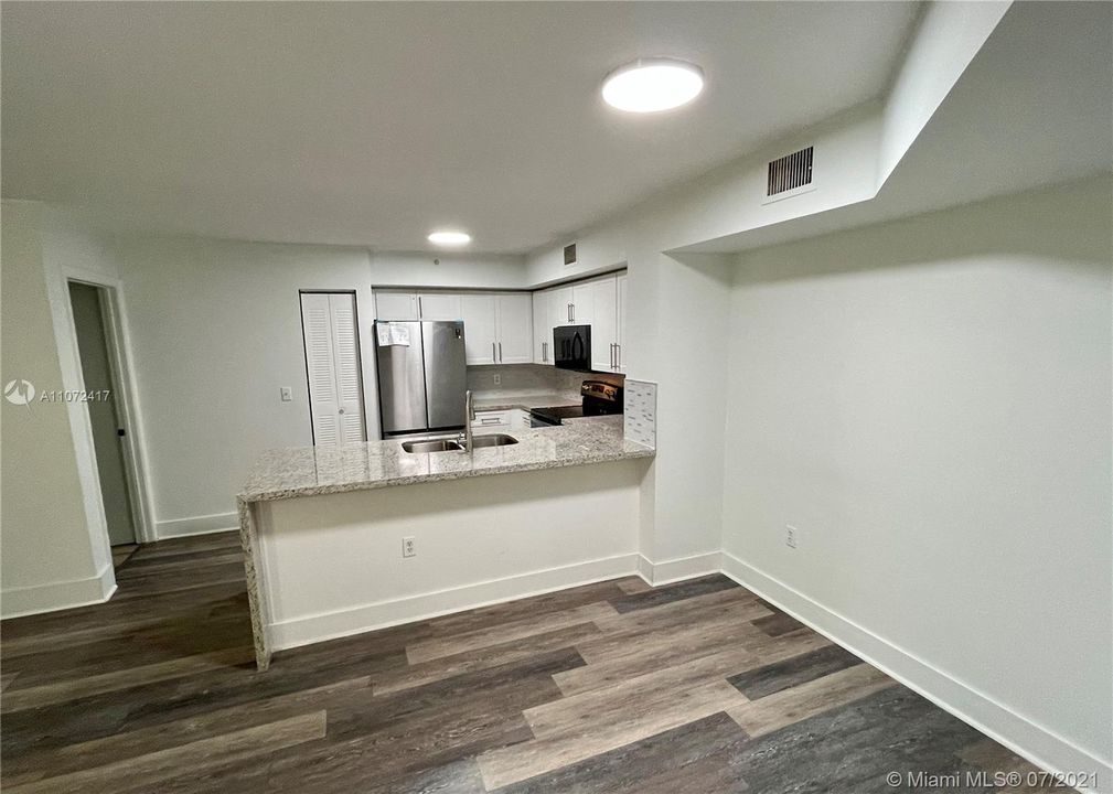 Recently Rented: $1,900 (2 beds, 2 baths, 966 Square Feet)